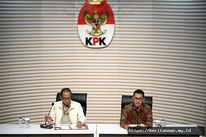 Foto: KPK sita uang Rp1,2 miliar dalam tong biru saat OTT Pemkab Klaten