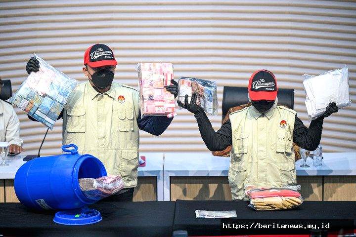Foto: KPK sita uang Rp1,2 miliar dalam tong biru saat OTT Pemkab Klaten