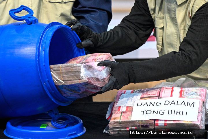 Foto: KPK sita uang Rp1,2 miliar dalam tong biru saat OTT Pemkab Klaten