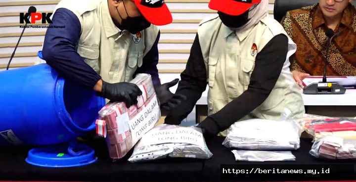 KPK OTT bupati Klaten, ada duit yang disimpan dalam tong biru